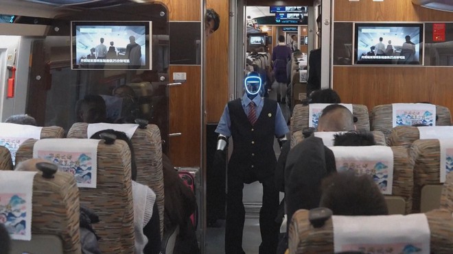 Trung Quốc: Robot hình người phục vụ trên tàu cao tốc dịp Tết Bính Ngọ - Ảnh 1.