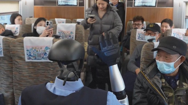 Trung Quốc: Robot hình người phục vụ trên tàu cao tốc dịp Tết Bính Ngọ - Ảnh 2.
