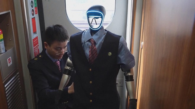 Trung Quốc: Robot hình người phục vụ trên tàu cao tốc dịp Tết Bính Ngọ - Ảnh 3.