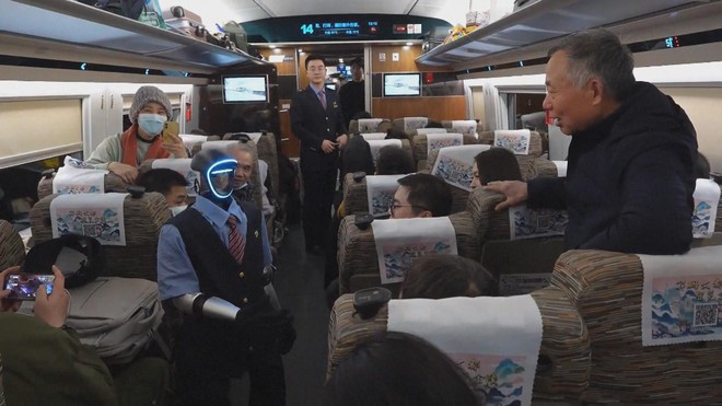 Trung Quốc: Robot hình người phục vụ trên tàu cao tốc dịp Tết Bính Ngọ - Ảnh 4.