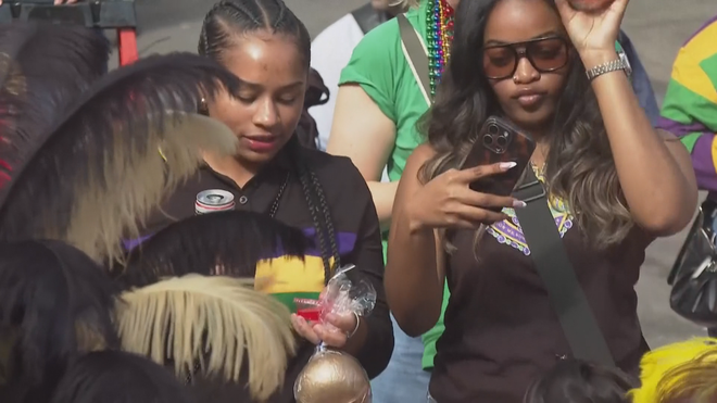 Cuộc diễu hành rực rõ màu sắc Mardi Gras ở New. Orleans, Mỹ - Ảnh 4.