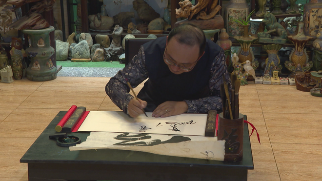 60 Giây ngày 18/2/2026 | Bát mã trong thư pháp: Biểu tượng khai mở năng lượng đầu xuân  - Ảnh 1.