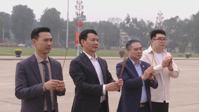 Người dân thành kính viếng Lăng Bác ngày đầu năm - Khát vọng cho một năm mới bình an - Ảnh 5.