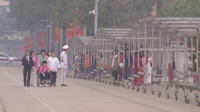 Người dân thành kính viếng Lăng Bác ngày đầu năm - Khát vọng cho một năm mới bình an - Ảnh 3.