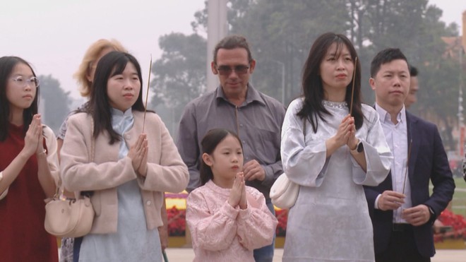 Người dân thành kính viếng Lăng Bác ngày đầu năm - Khát vọng cho một năm mới bình an - Ảnh 4.