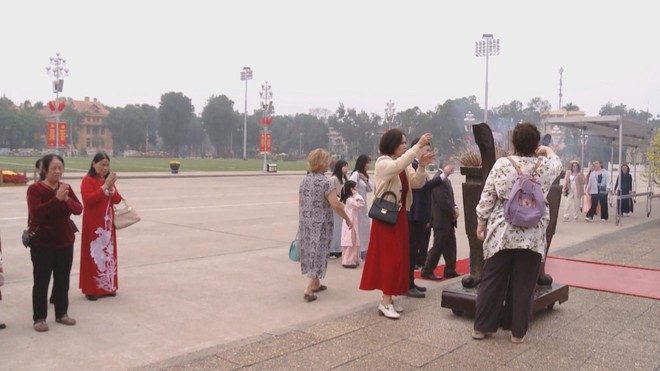 Người dân thành kính viếng Lăng Bác ngày đầu năm - Khát vọng cho một năm mới bình an - Ảnh 6.