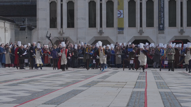 Anh: Vui nhộn cuộc thi lật bánh pancake - Ảnh 1.