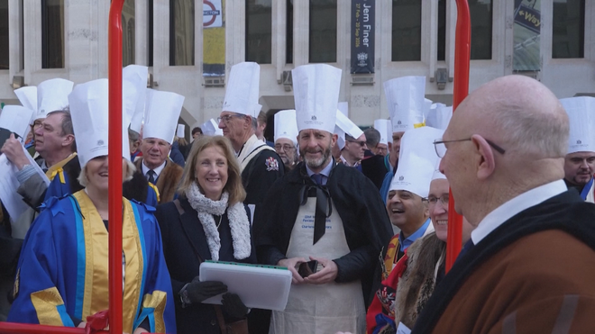 Anh: Vui nhộn cuộc thi lật bánh pancake - Ảnh 2.