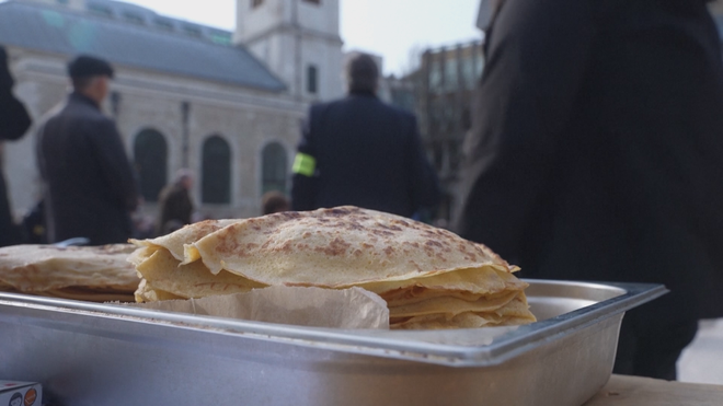 Anh: Vui nhộn cuộc thi lật bánh pancake - Ảnh 3.