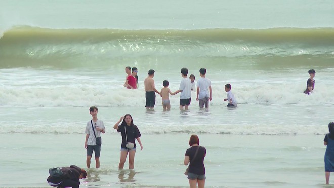 Huy động nhân lực cứu hộ trực chiến bãi biển phía Đông TP. Hồ Chí Minh- Ảnh 2. Huy động nhân lực cứu hộ trực chiến bãi biển phía Đông TP. Hồ Chí Minh- Ảnh 2.