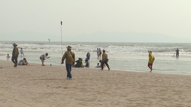 Huy động nhân lực cứu hộ trực chiến bãi biển phía Đông TP. Hồ Chí Minh- Ảnh 3. Huy động nhân lực cứu hộ trực chiến bãi biển phía Đông TP. Hồ Chí Minh- Ảnh 3.