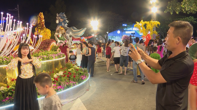 Đường hoa và đường sách Tết Bính Ngọ 2026 thu hút đông đảo người dân TP. Hồ Chí Minh- Ảnh 2.