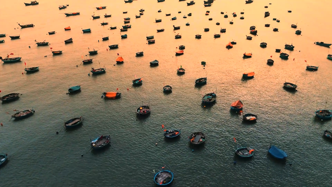 HTV hợp tác cùng Đài truyền hình sản xuất format Chị đẹp rẽ sóng ra mắt 2 MV Ca nhạc đón năm mới.- Ảnh 3. HTV hợp tác cùng Đài truyền hình sản xuất format Chị đẹp rẽ sóng ra mắt 2 MV Ca nhạc đón năm mới.- Ảnh 3.