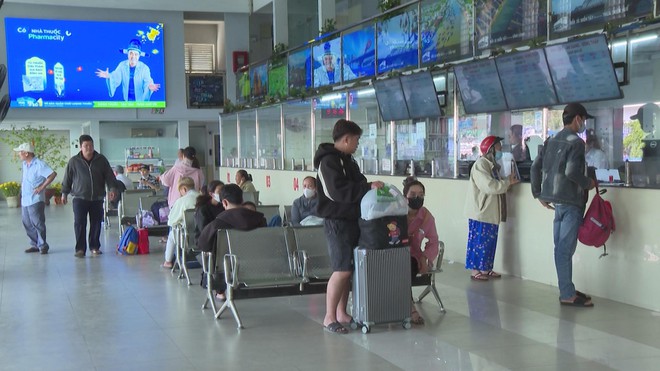 Mùng 6: Dòng người nô nức trở lại TP. Hồ Chí Minh- Ảnh 4.