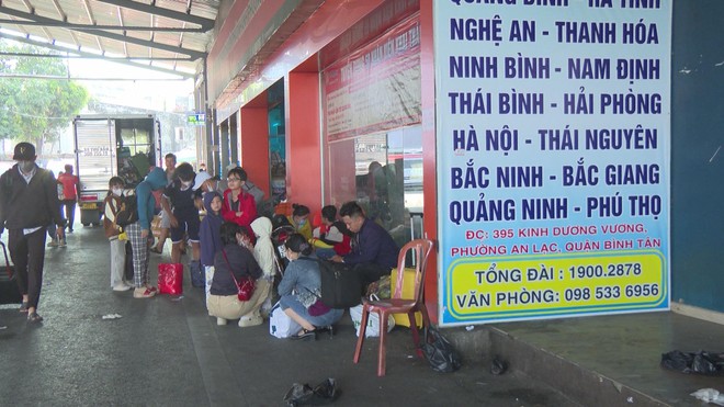 Mùng 6: Dòng người nô nức trở lại TP. Hồ Chí Minh- Ảnh 1.