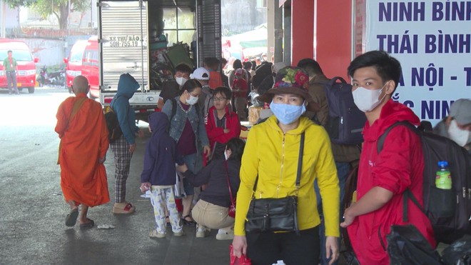 Mùng 6: Dòng người nô nức trở lại TP. Hồ Chí Minh- Ảnh 3.