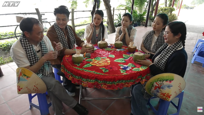 Ký sự "Gởi chút nắng vàng" - Ảnh 4.