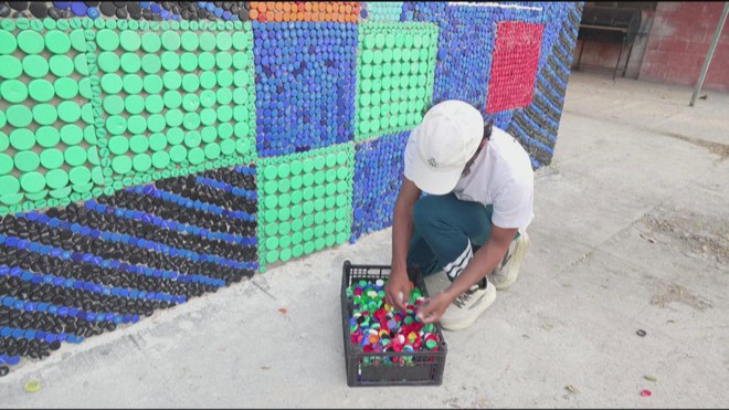 Venezuela: Tái chế hàng ngàn nắp chai nhựa để vẽ tranh - Ảnh 4.