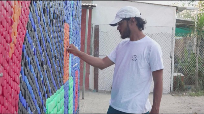 Venezuela: Tái chế hàng ngàn nắp chai nhựa để vẽ tranh - Ảnh 3.