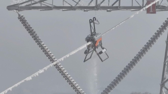 Dùng robot phá băng trên đường dây cao áp ở Trung Quốc - Ảnh 1.