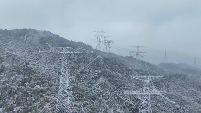 Dùng robot phá băng trên đường dây cao áp ở Trung Quốc - Ảnh 2.