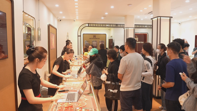 60 Giây ngày 25/2/2026 | TP. Hồ Chí Minh: Nhộn nhịp xếp hàng mua vàng trước ngày vía Thần Tài- Ảnh 3.