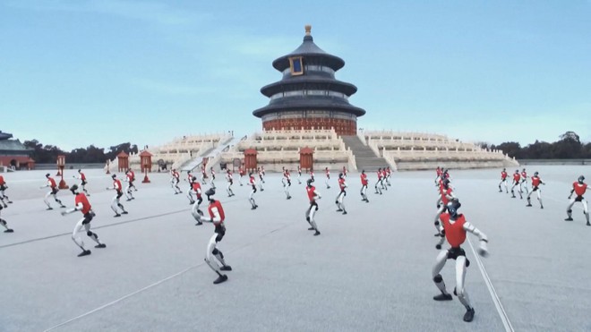 Trung Quốc: 50 robot hình người biểu diễn võ thuật - Ảnh 2.