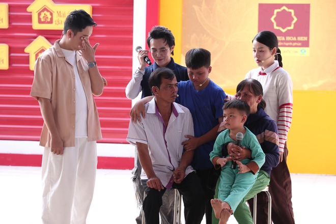 Mái ấm gia đình Việt: Chuyện em Vinh - cậu học trò đi bộ gần 9km đến trường - Ảnh 15.