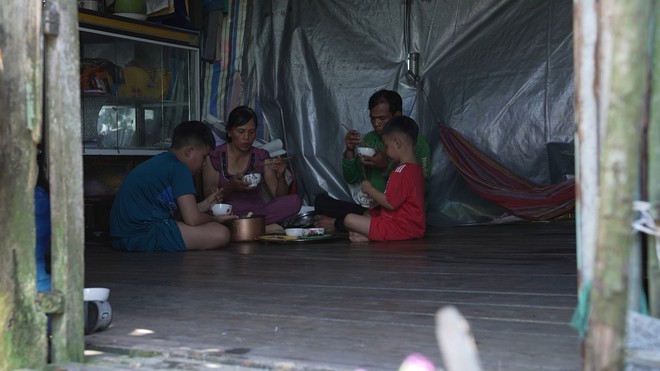 Mái ấm gia đình Việt: Chuyện em Vinh - cậu học trò đi bộ gần 9km đến trường - Ảnh 10.