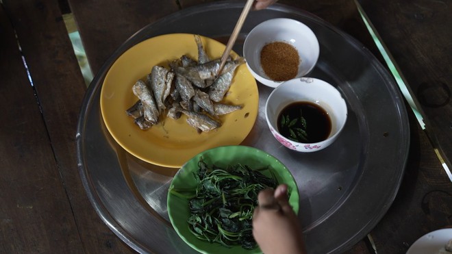 Mái ấm gia đình Việt: Chuyện em Vinh - cậu học trò đi bộ gần 9km đến trường - Ảnh 9.