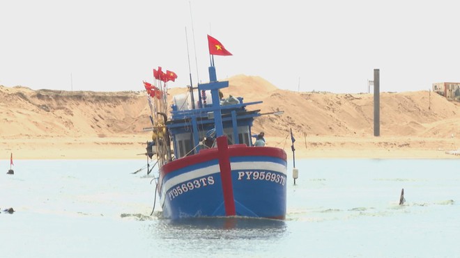 Khí thế ra khơi ngày đầu năm: Khi niềm tin hòa cùng sắc cờ đỏ sao vàng - Ảnh 3.