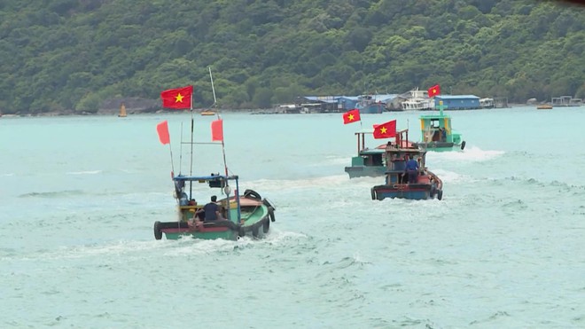 Khí thế ra khơi ngày đầu năm: Khi niềm tin hòa cùng sắc cờ đỏ sao vàng - Ảnh 1.