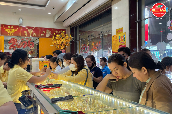 Người dân TP. Hồ Chí Minh đội mưa mua vàng ngày vía Thần Tài - Ảnh 2.