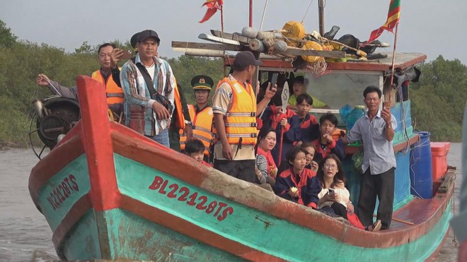 60 Giây ngày 26/2/2026 | TP. Hồ Chí Minh: Ngày vía Thần Tài, cá lóc nướng thơm lừng đường Tân Kỳ Tân Quý- Ảnh 6.