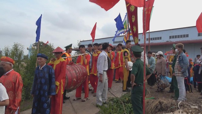 60 Giây ngày 26/2/2026 | TP. Hồ Chí Minh: Ngày vía Thần Tài, cá lóc nướng thơm lừng đường Tân Kỳ Tân Quý- Ảnh 4.