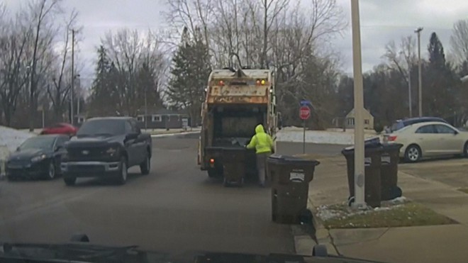 Phát hiện kẻ đào tẩu ẩn nấp trong thùng rác - Ảnh 1.