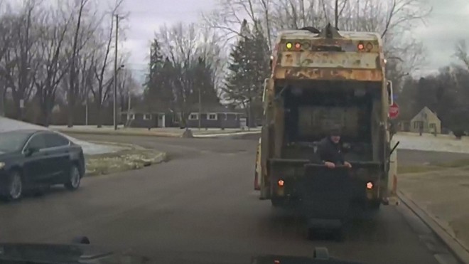 Phát hiện kẻ đào tẩu ẩn nấp trong thùng rác - Ảnh 2.