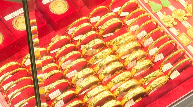 TP. Hồ Chí Minh: Người dân xếp hàng mua vàng ngày vía Thần Tài - Ảnh 3.