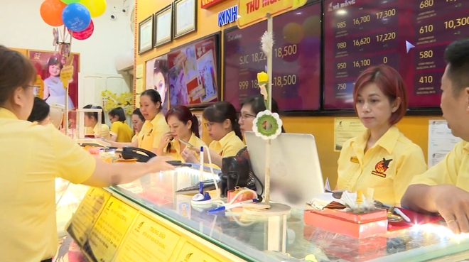 TP. Hồ Chí Minh: Người dân xếp hàng mua vàng ngày vía Thần Tài - Ảnh 4.