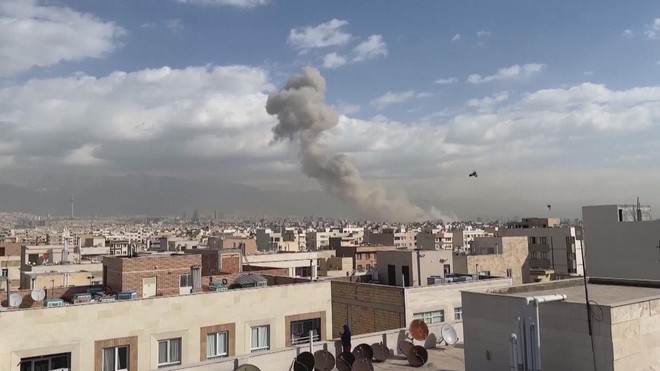 Mỹ, Israel thông báo mở chiến dịch tập kích Iran - Ảnh 1.