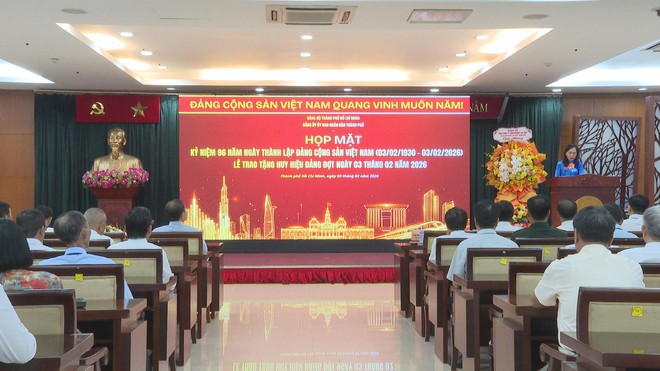 Đảng ủy UBND TP. Hồ Chí Minh trao Huy hiệu Đảng đợt 3/2 - Ảnh 1.