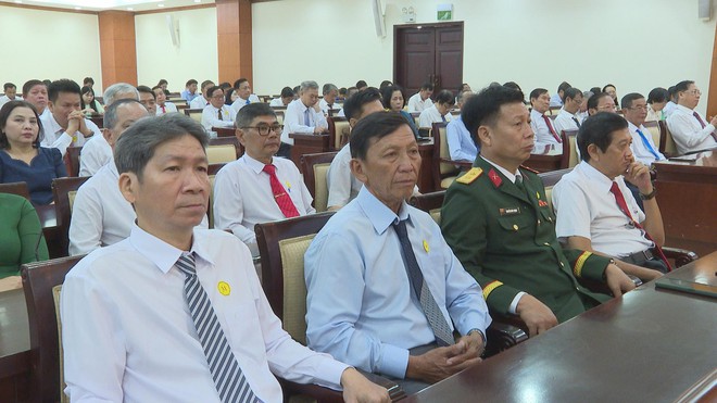 Đảng ủy UBND TP. Hồ Chí Minh trao Huy hiệu Đảng đợt 3/2 - Ảnh 2.