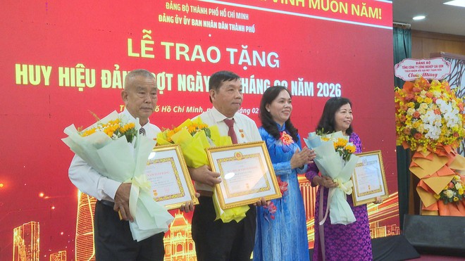 Đảng ủy UBND TP. Hồ Chí Minh trao Huy hiệu Đảng đợt 3/2 - Ảnh 4.