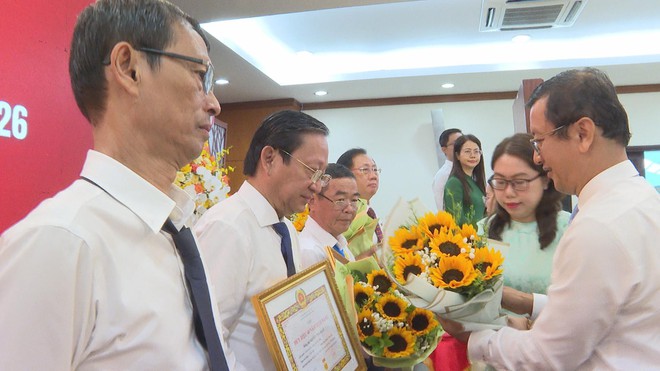 Đảng ủy UBND TP. Hồ Chí Minh trao Huy hiệu Đảng đợt 3/2 - Ảnh 3.