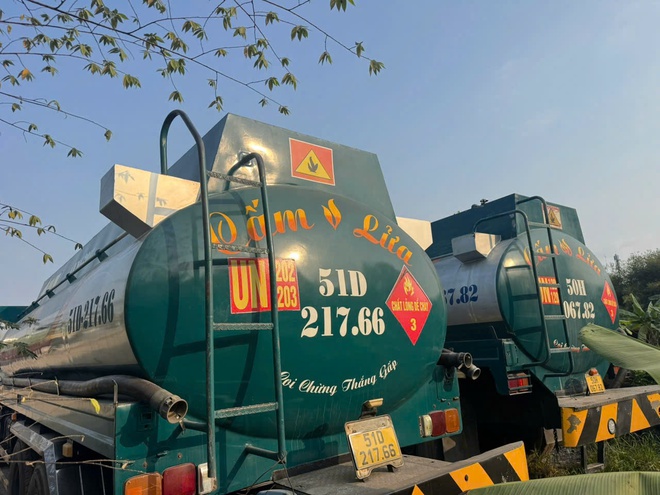 Công an TPHCM triệt phá đường dây sản xuất, buôn bán xăng Ron95 giả - Ảnh 4.