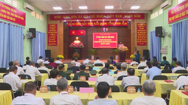 TP. Hồ Chí Minh trao Huy hiệu Đảng cho Đảng viên phường Tam Bình - Ảnh 2.