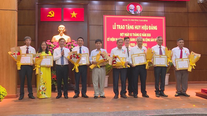 TP. Hồ Chí Minh trao Huy hiệu Đảng cho Đảng viên phường Tam Bình - Ảnh 3.