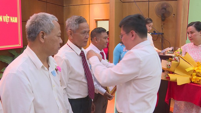 TP. Hồ Chí Minh trao Huy hiệu Đảng cho Đảng viên phường Tam Bình - Ảnh 4.