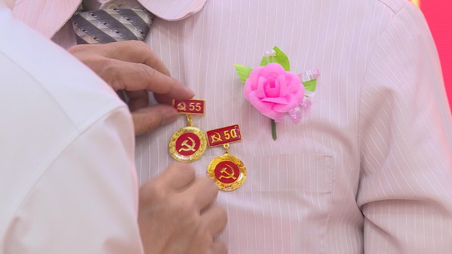 TP. Hồ Chí Minh trao Huy hiệu Đảng cho Đảng viên phường Tam Bình - Ảnh 5.