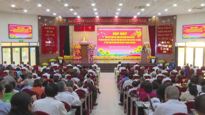 Phường Chánh Hưng trao tặng Huy hiệu Đảng đợt 3/2 - Ảnh 1.